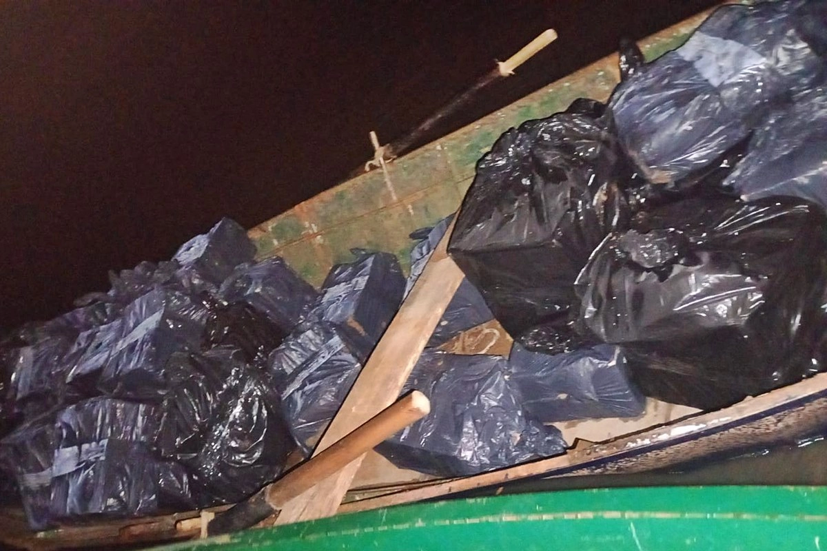 La embarcaci&oacute;n abandonada ten&iacute;a 35 bultos de color negro