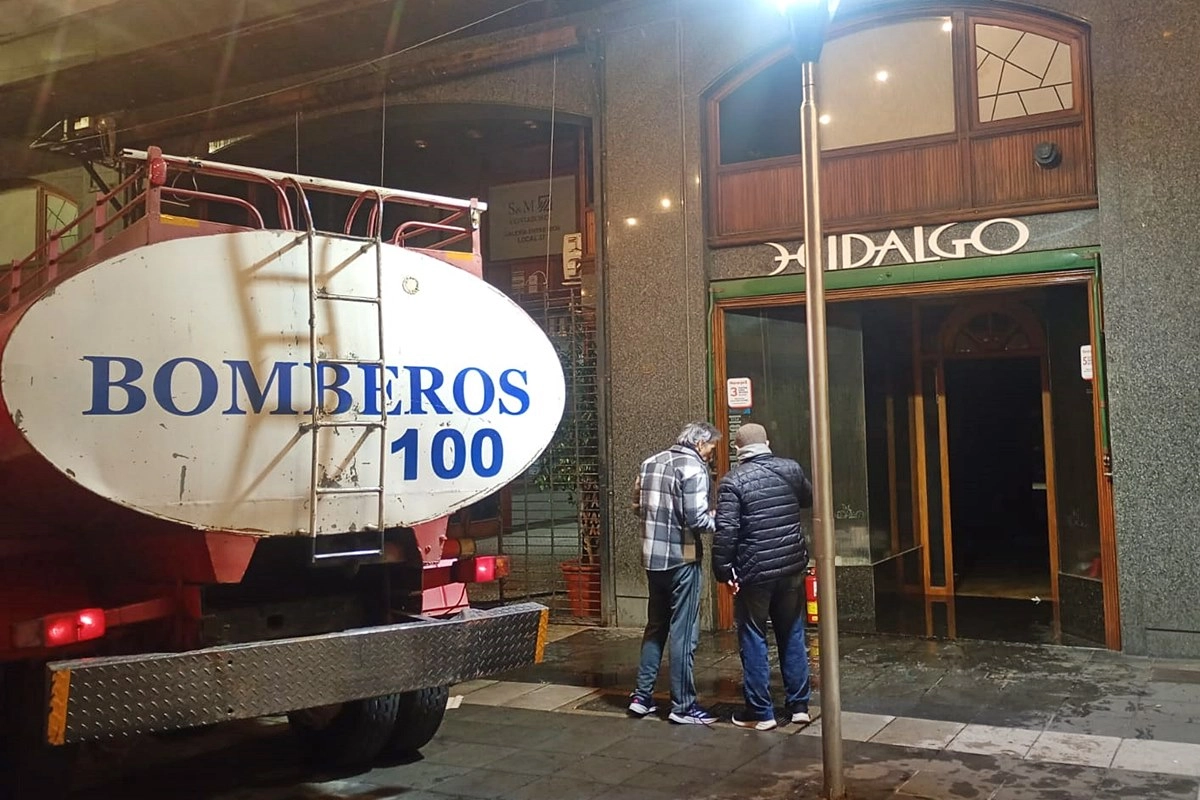 El incendio afect&oacute; a la sucursal durante la madrugada del domingo.