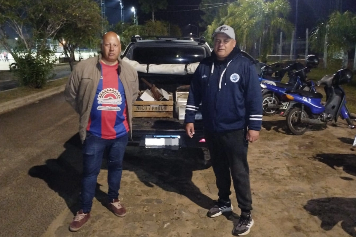Pablo Romero recibiendo la donaci&oacute;n