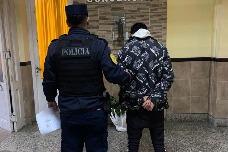 Detuvieron a un hombre acusado de robar celulares en un boliche bajo la modalidad punga