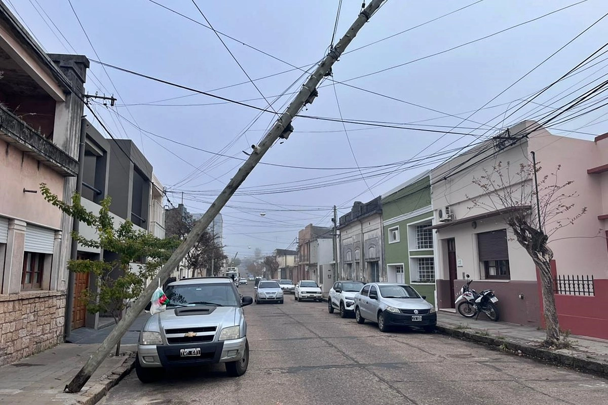 Los postes quedar&oacute;n sostenidas por el cableado de servicio