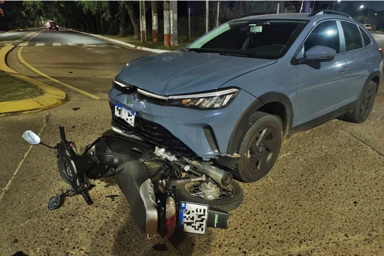Motociclista hospitalizado tras un choque en la rotonda de aceso al parque San Carlos