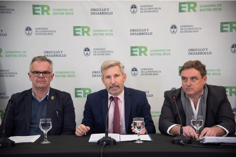 Frigerio anunció una millonaria inversión en maquinaria vial y obras para rutas