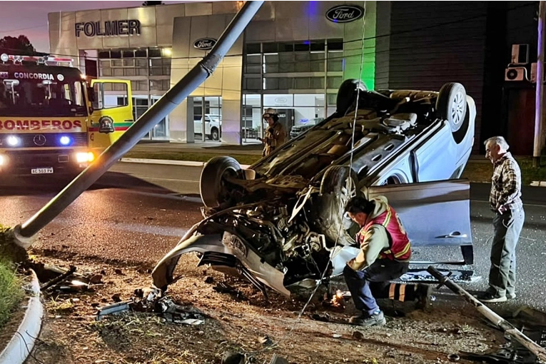 Un veh&iacute;culo volc&oacute; en avenida Eva Per&oacute;n tras chocar contra una columna de alumbrado p&uacute;blico