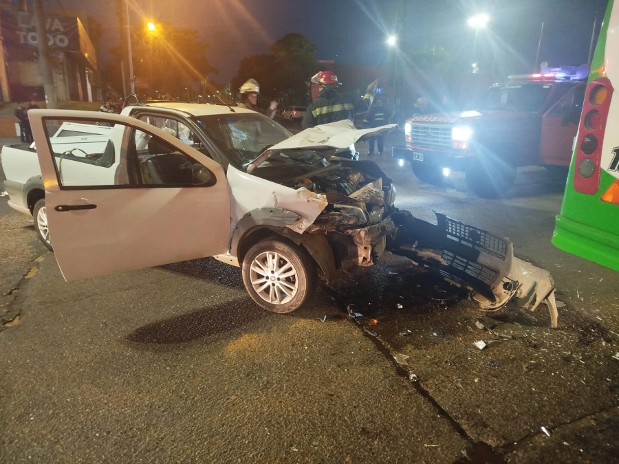 Los ocupantes de la camioneta debieron ser trasladados al hospital.