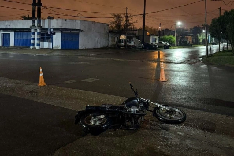 Un conductor terminó detenido tras chocar una moto y escapar