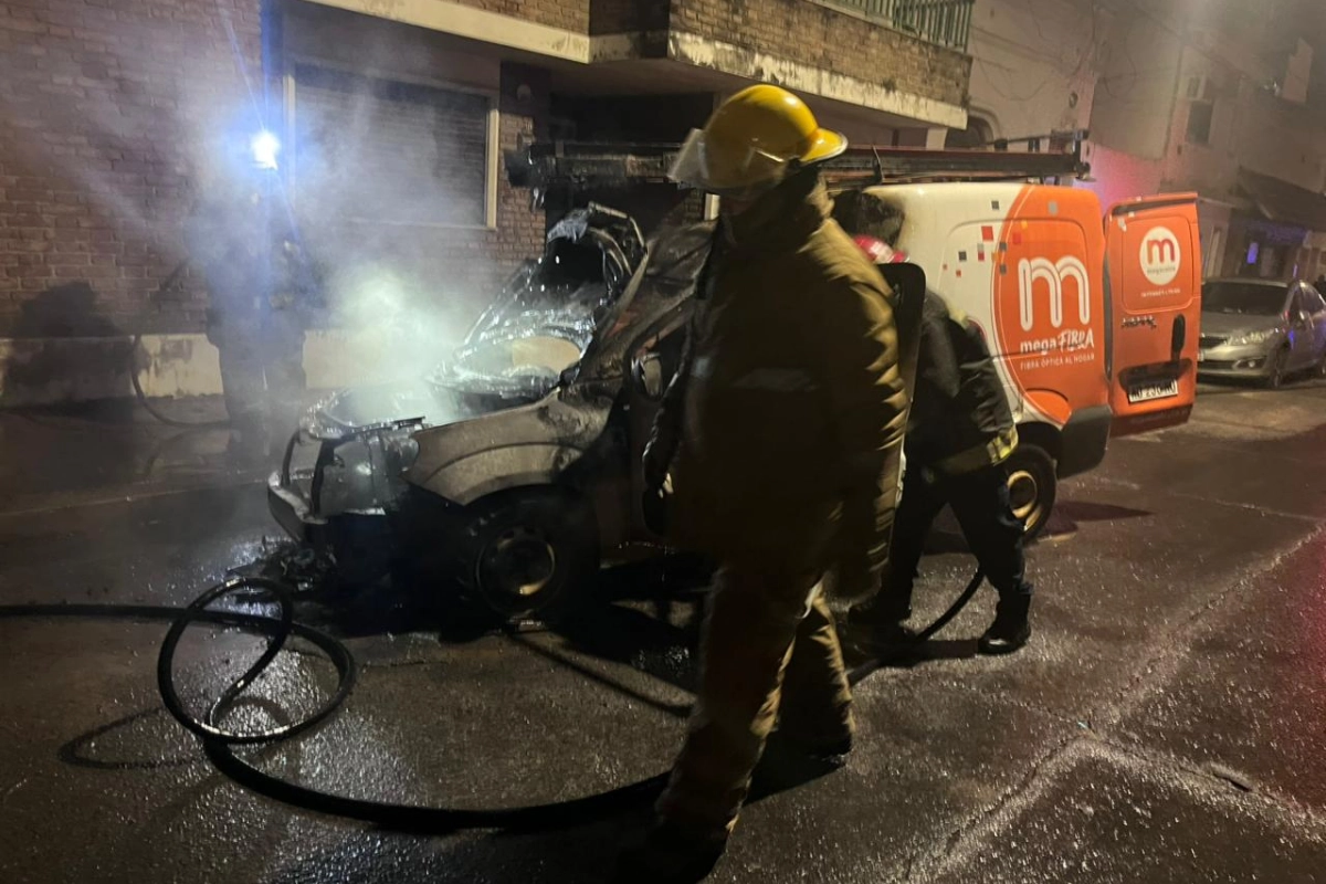 El rodado qued&oacute; muy afectado por las llamas.
