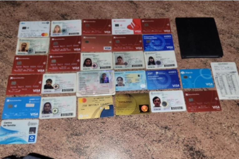 En una causa por usura incautaron dinero, documentos y tarjetas de débito de terceros