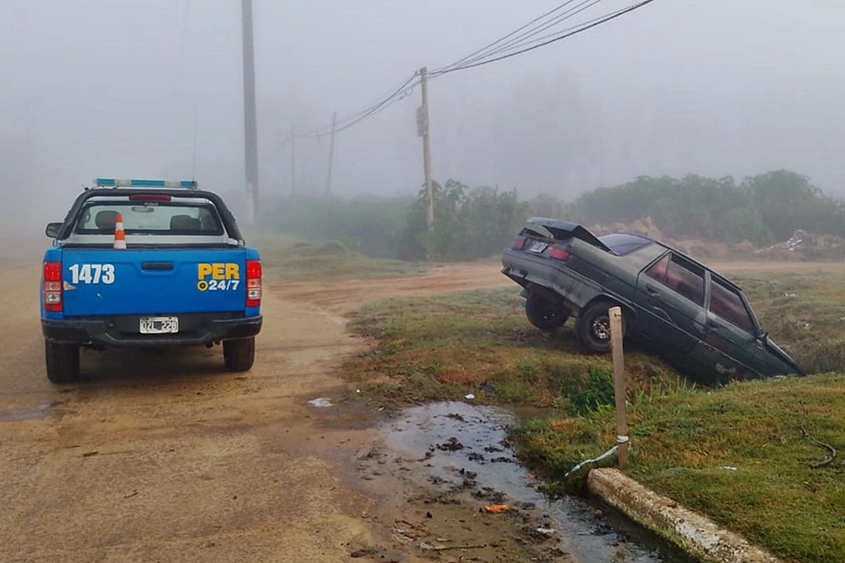 El veh&iacute;culo qued&oacute; enterrado en la mencionada zanja.