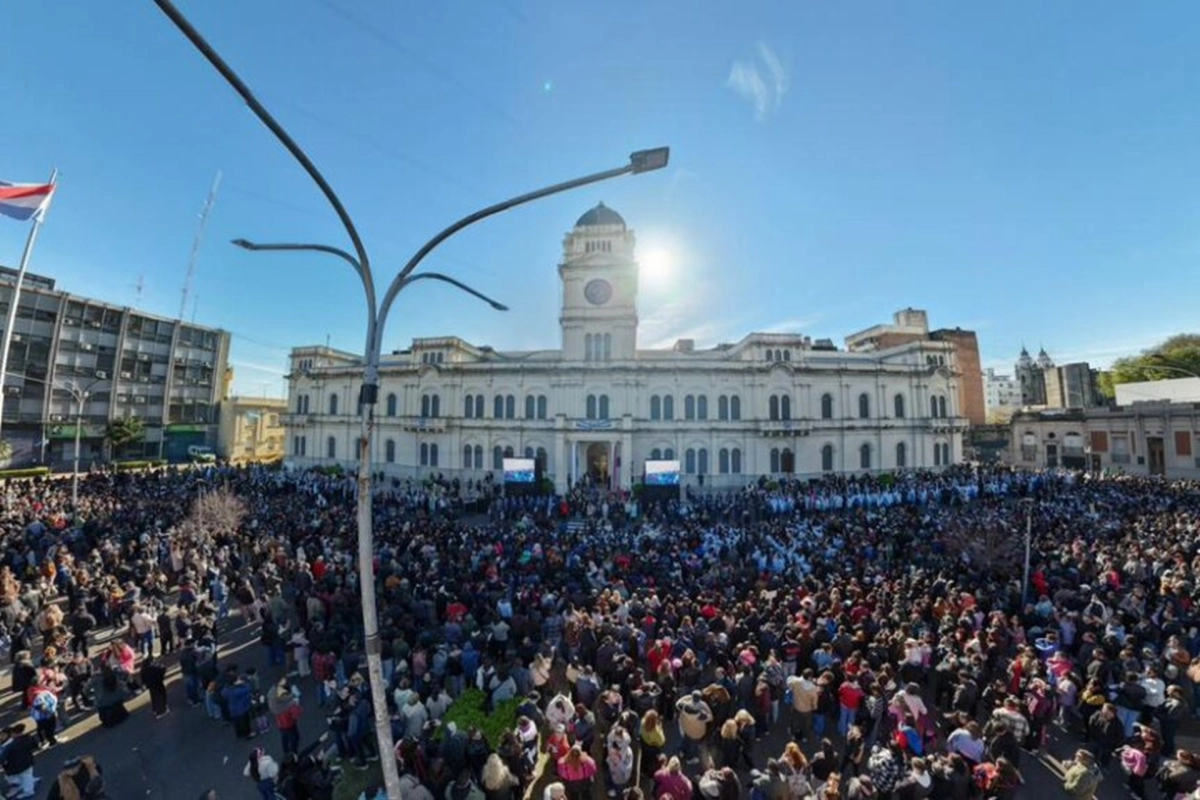 M&aacute;s de 2.000 alumnos prometieron lealtad a la Bandera en el acto central realizado en Paran&aacute;.