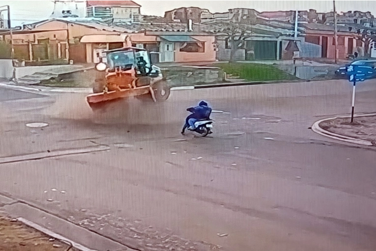 El maquinista alcoholizado que choc&oacute; siete veh&iacute;culos tambi&eacute;n estuvo a punto de aplastar a un motociclista