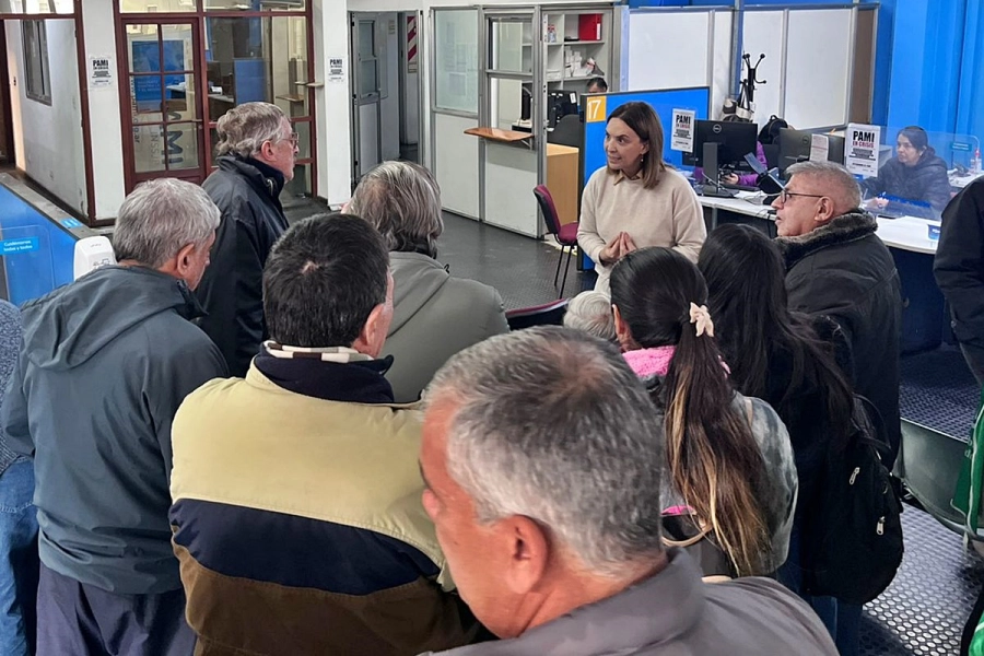 Bernardi dialogando con parte de los manifestantes.