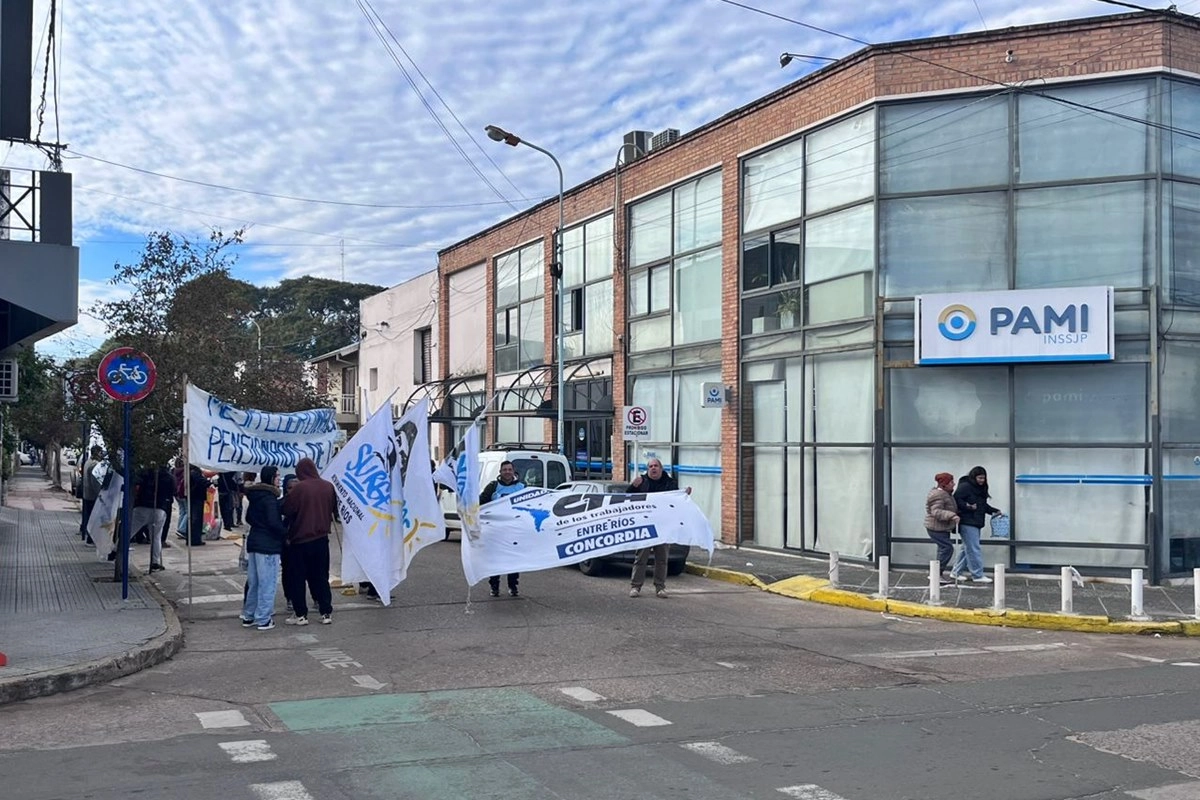 La protesta deriv&oacute; en un corte de tr&aacute;nsito sobre calle Tucum&aacute;n