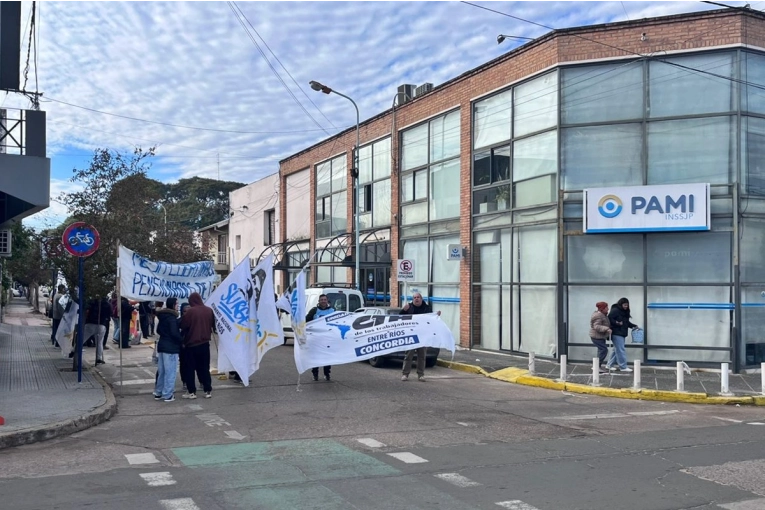 Con una ruidosa manifestaci&oacute;n se entreg&oacute; un petitorio a la titular del PAMI Concordia