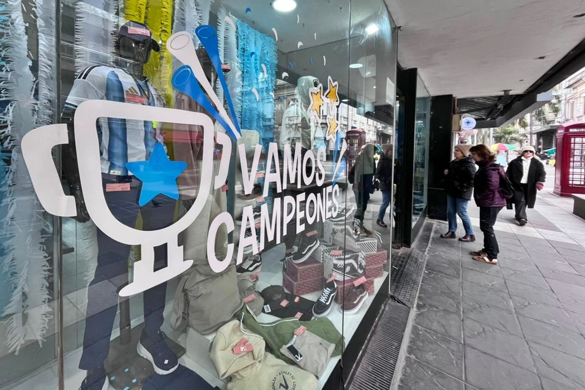 Los comercios son los que decidir&aacute;n el horario de este viernes a la tarde.
