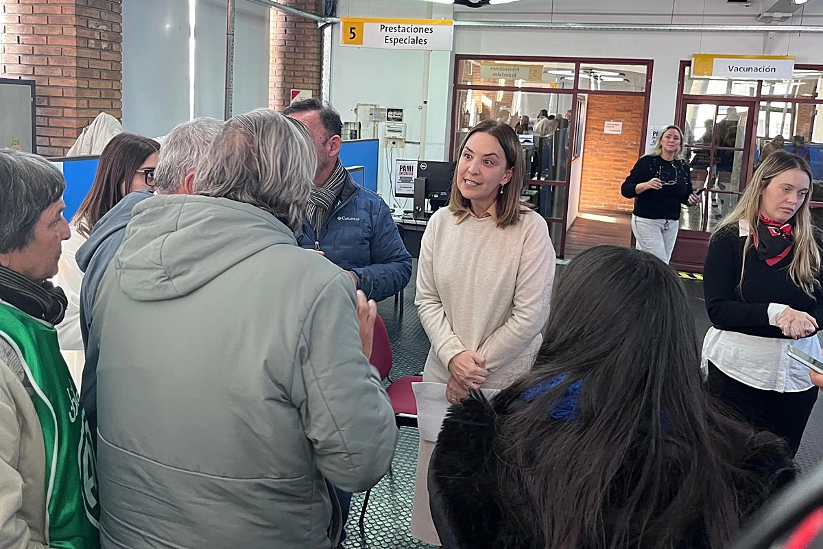 Karina Bernardi dialogando con algunos de los manifestantes dentro de las oficinas del PAMI