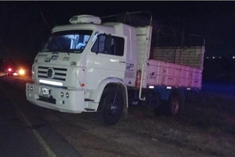 Intentó sobrepasar un camión en la autovía 14 y terminó chocándolo