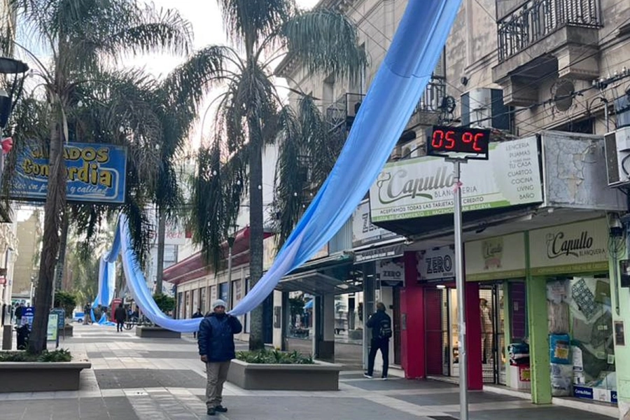 La colocaci&oacute;n de la bandera en la ma&ntilde;ana de este lunes.