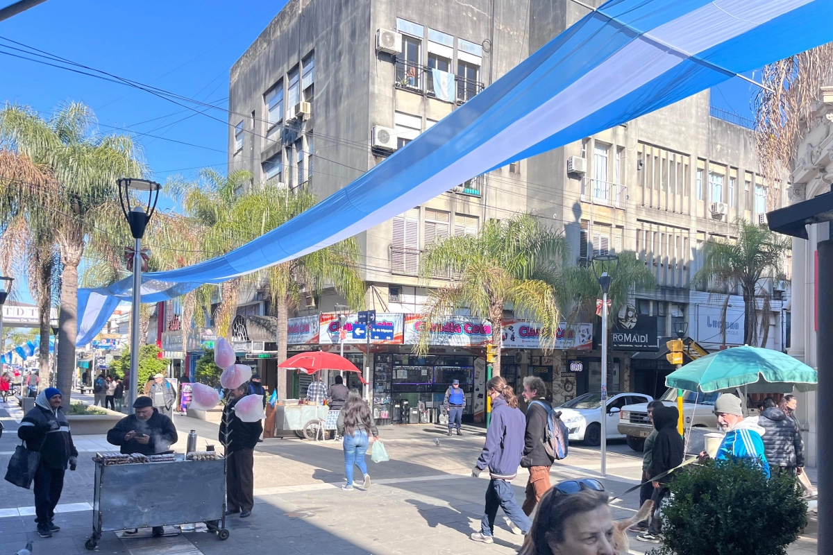 La bandera ya se puede encontrar en la peatonal de Concordia.