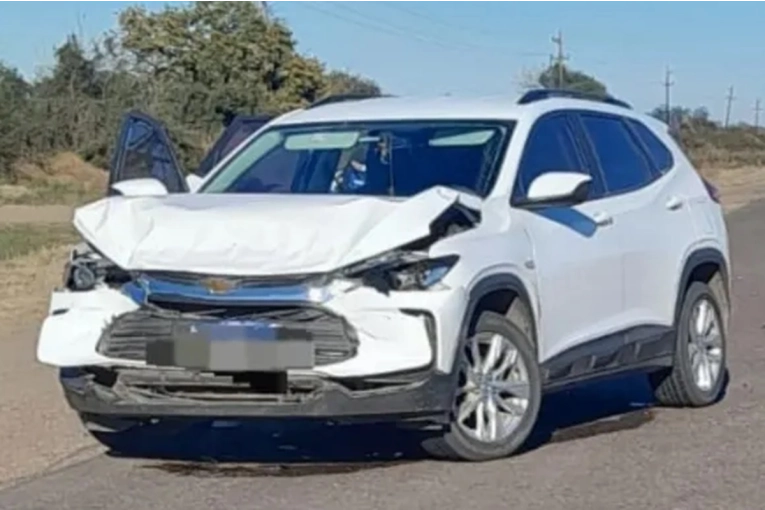 Una camioneta y un auto protagonizaron un fuerte impacto sobre la ruta 18