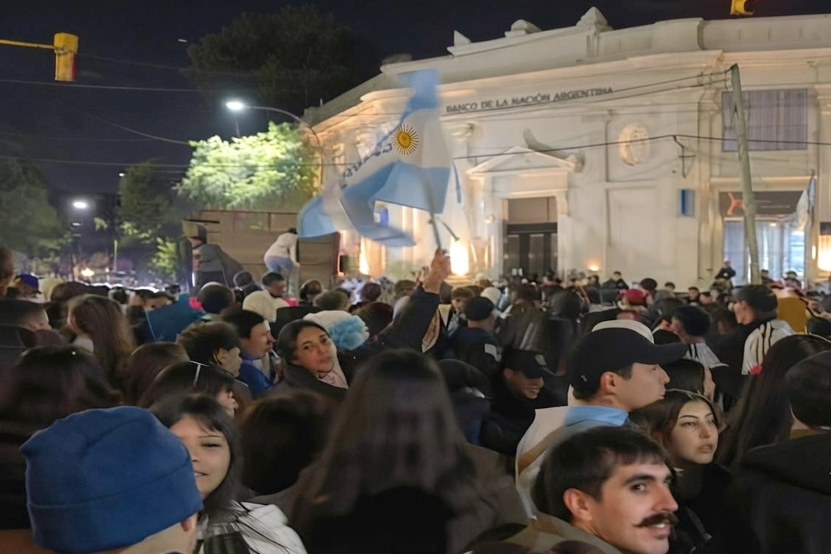 Los banderazos, bocinazos y alegr&iacute;a albiceleste tambi&eacute;n se hicieron presentes en Chajar&iacute;.