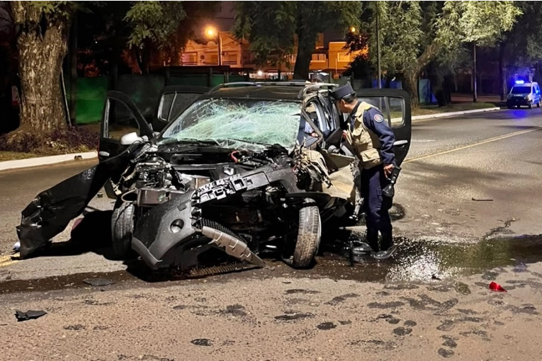 Un joven sufrió graves lesiones tras chocar de frente contra un árbol sobre avenida Eva Perón
