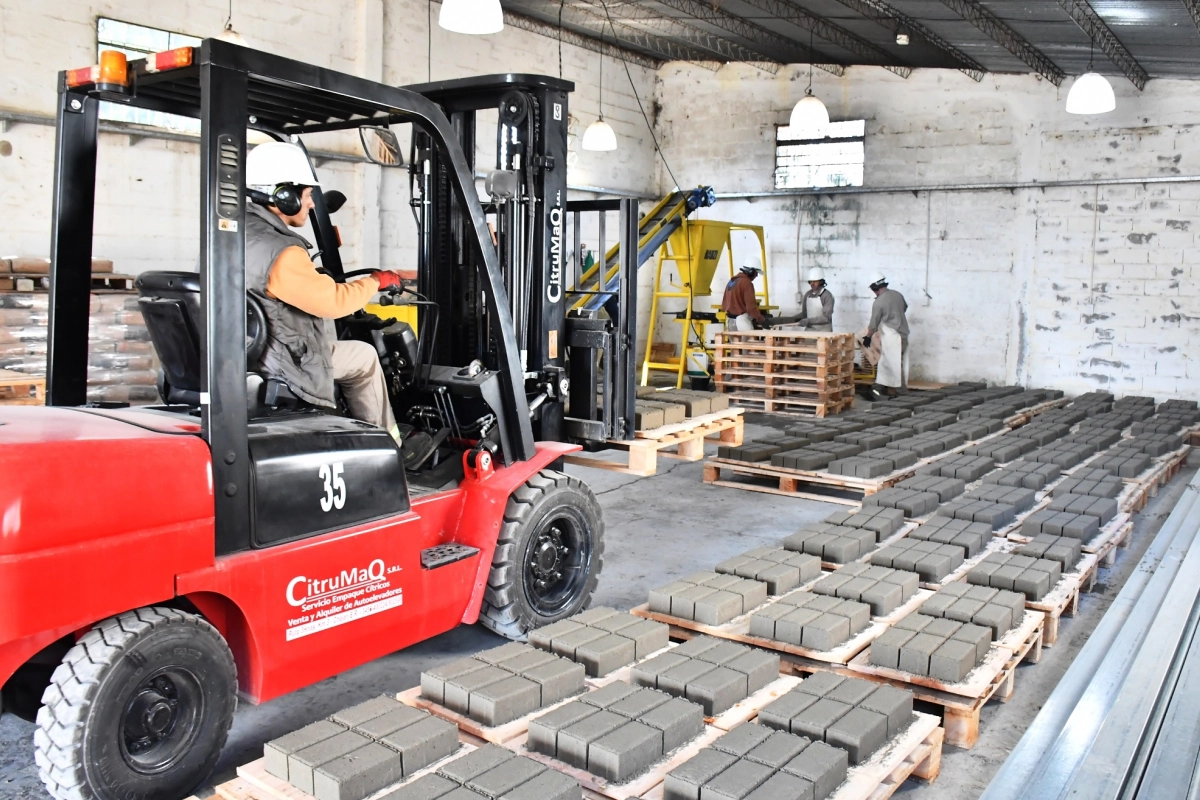 La planta cuenta con una capacidad de producci&oacute;n diaria de 2100 adoquines