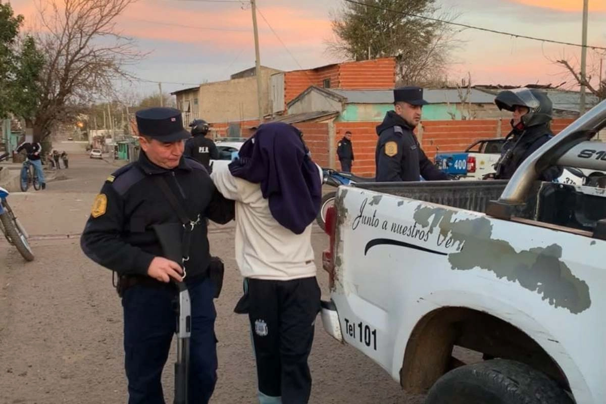 El operativo termin&oacute; con tres personas detenidas.
