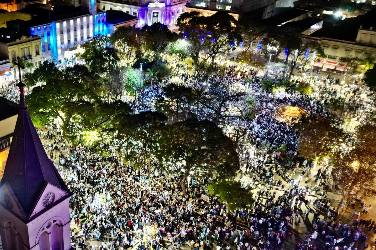 La plaza 25 de Mayo y sus alrededores se vieron completamente colmada por los festejos.