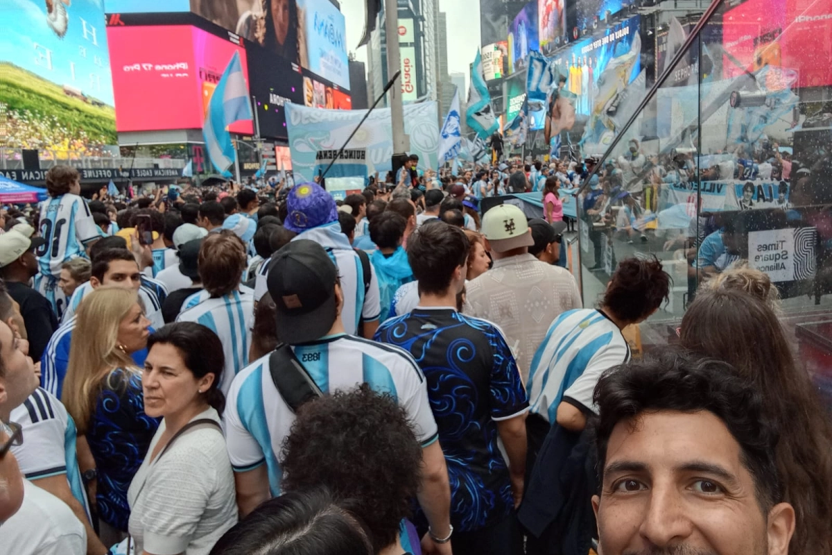 Rossi, entre una multitud de hinchas argentinos en Nueva York.