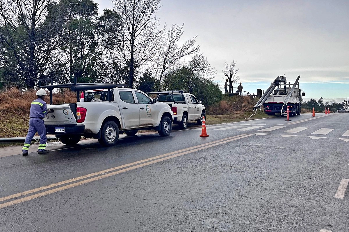 Operarios en las primeras horas de la ma&ntilde;ana de este domingo, sobre la avenida Vuelta de Obligado.