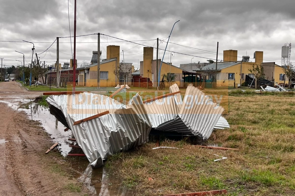 El viento desprendi&oacute; techos completos y algunos aparecieron a m&aacute;s de 150 metros.