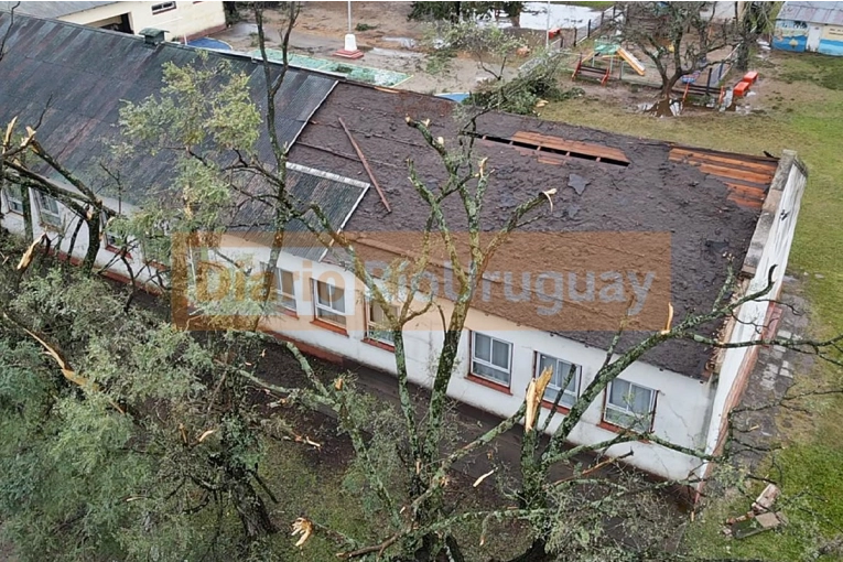Familias de La Criolla realizaron un abrazo simb&oacute;lico por la situaci&oacute;n edilicia de su escuela