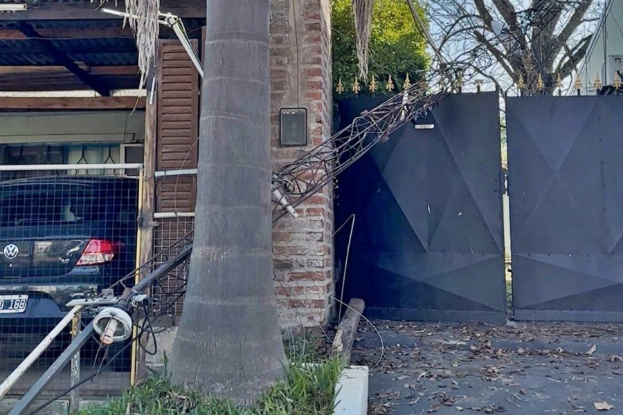 La antena de FM Termal tumbada por la tormenta.