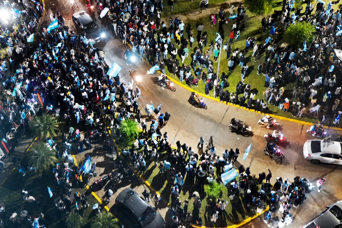 Parte de la multitud en la plazoleta Guillermo Brown.