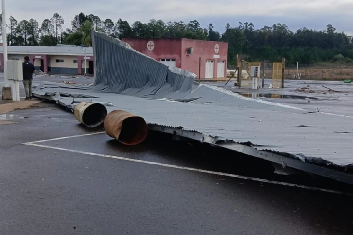 El predio sufri&oacute; da&ntilde;os considerables durante la tormenta.