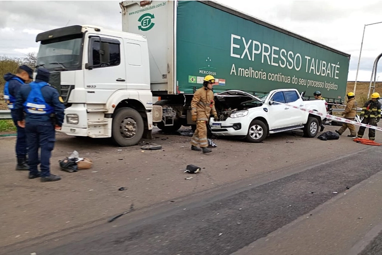 Dos personas fallecidas y heridos graves por una camioneta que choc&oacute; contra un cami&oacute;n al sur de Concordia