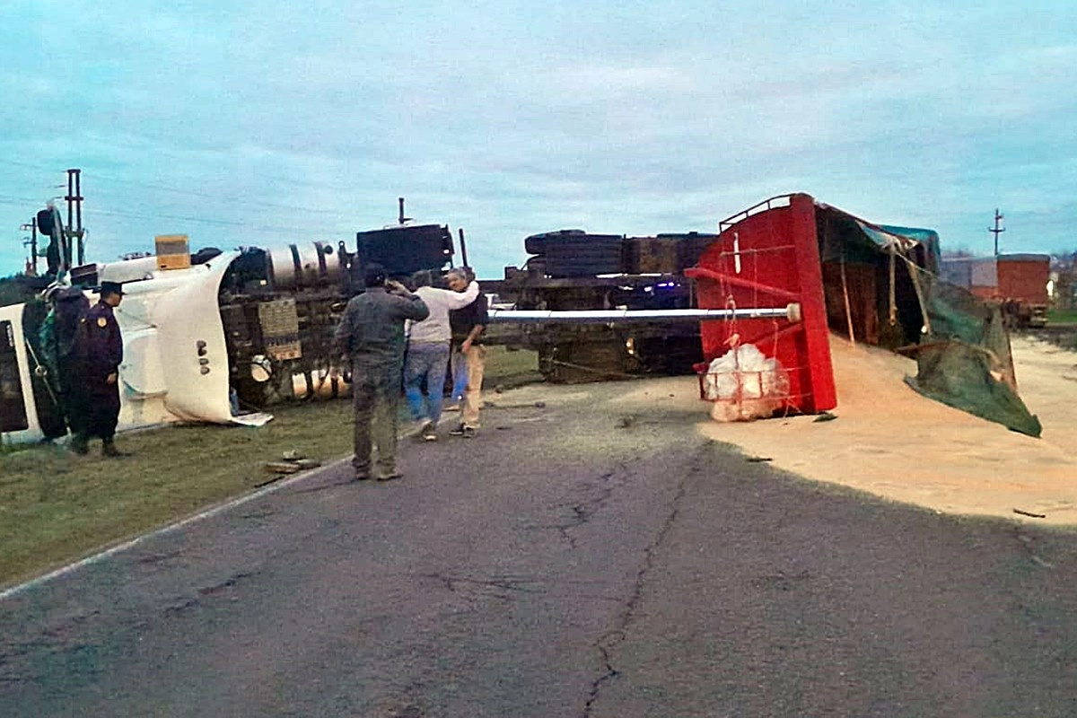 El cami&oacute;n volc&oacute; su carga sobre la Ruta 18