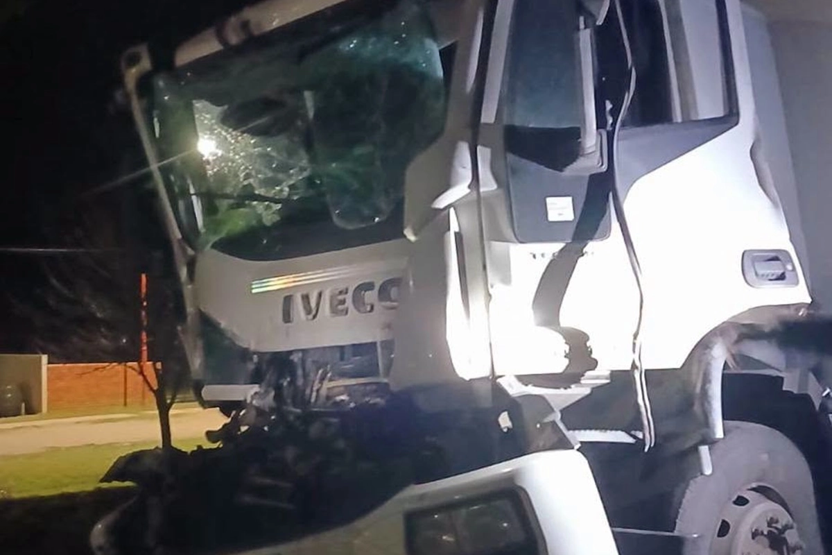 Uno de los camioneros resulto lesionado en su pierna derecha.