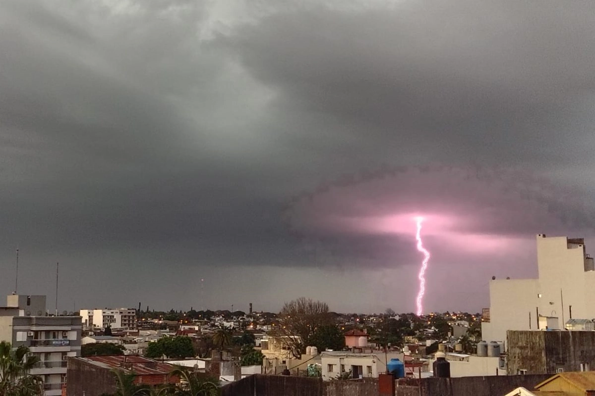 Uno de los rayos que surc&oacute; el cielo concordiense en la tarde de este martes.