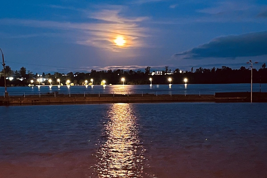 En la noche de este mi&eacute;rcoles solo se ve&iacute;a la parte superior del puerto de Concordia. (DIARIO RIO URUGUAY)