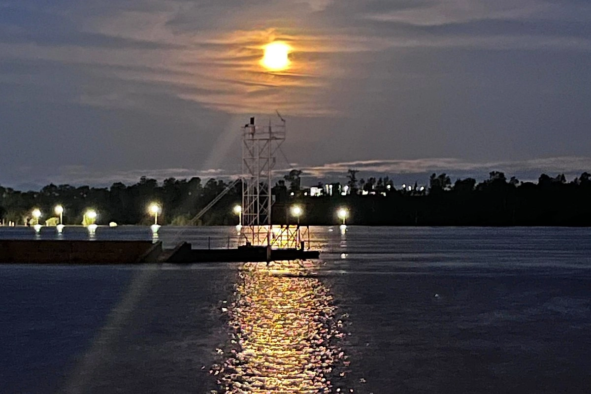 El puerto de Concordia casi cubierto por completo en la noche de este mi&eacute;rcoles