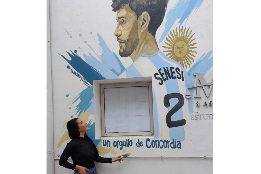 Sandra admirando su arte.