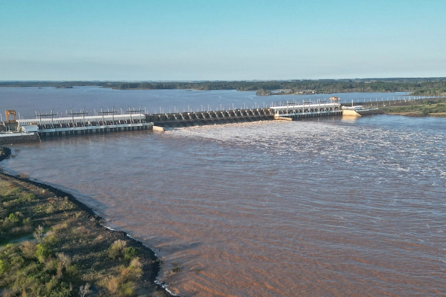La represa de Salto Grande en la tarde de este jueves. (DIARIO RIO URUGUAY)
