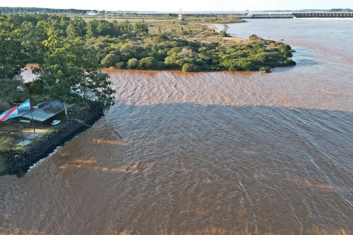 La vieja proveddur&iacute;a del camping de la Tortuga Alegre al borde del crecido r&iacute;o Uruguay