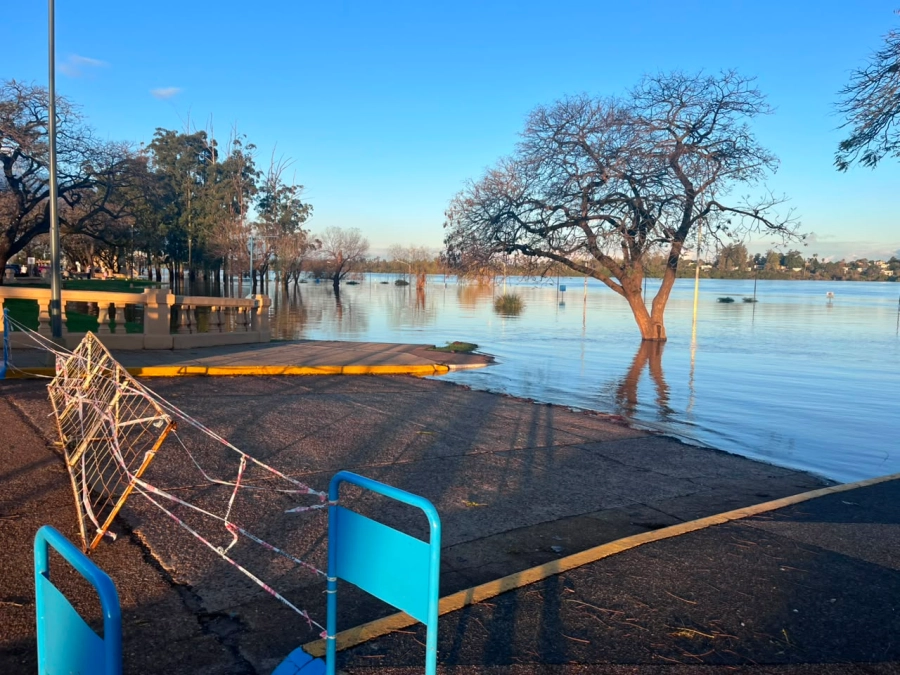 El avance del r&iacute;o sobre la Costanera de Concordia.