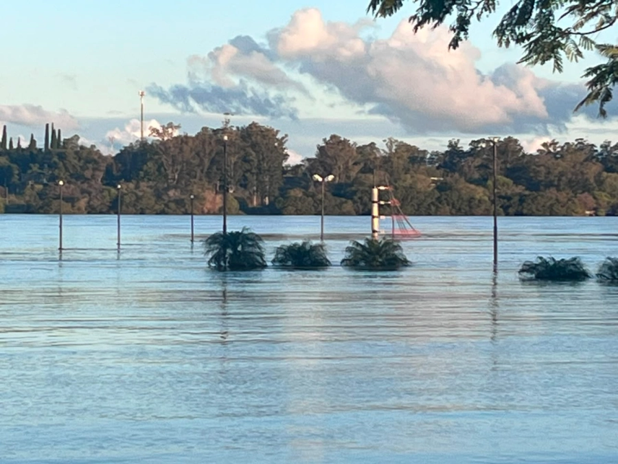 La represa elev&oacute; el caudal evacuado una vez m&aacute;s.