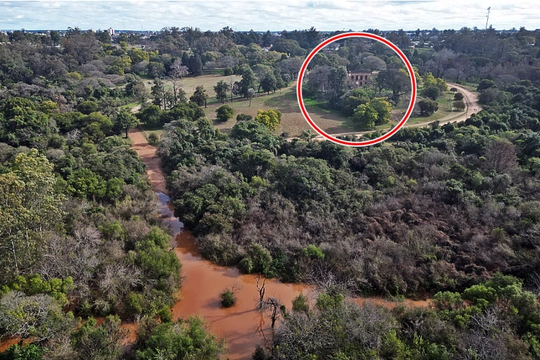 El desbordado r&iacute;o Uruguay tambi&eacute;n avanza sobre calles del parque San Carlos