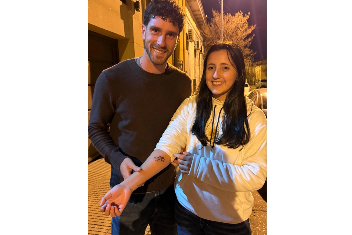 Defina cara a cara con Senesi.