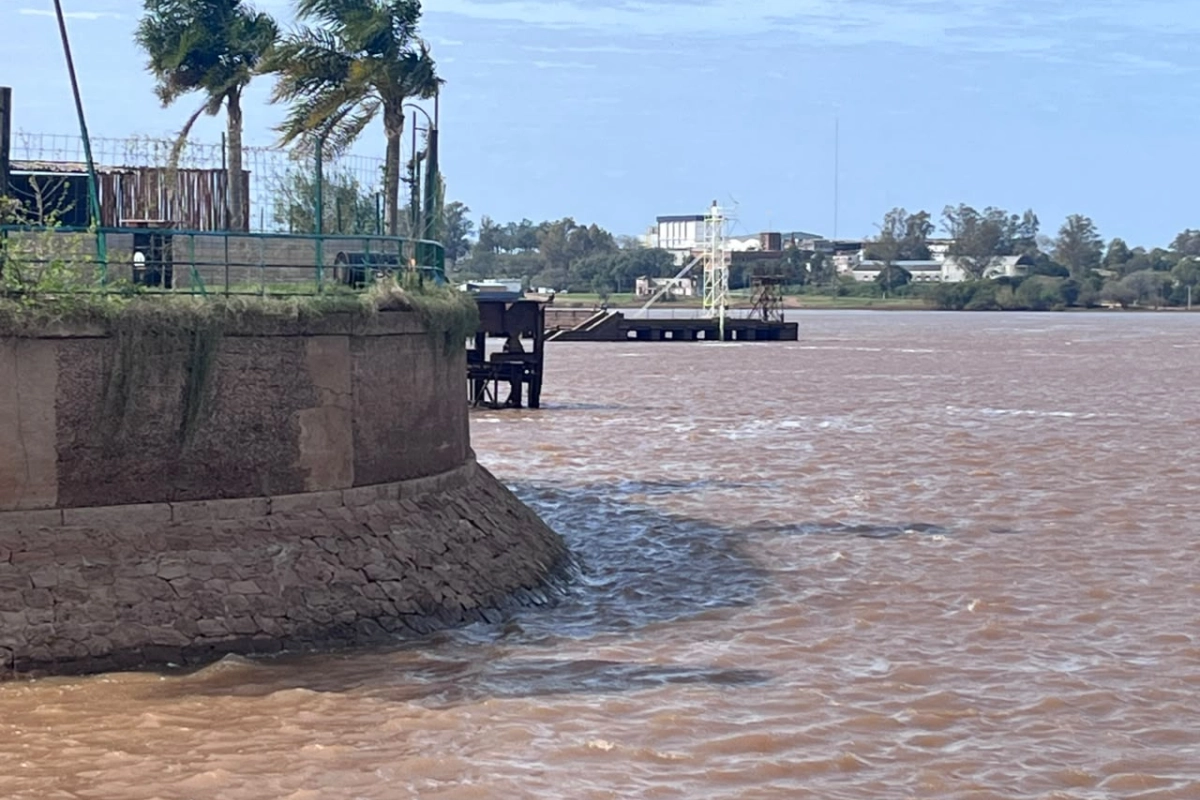 El r&iacute;o seguir&aacute; bajando sobre el puerto local.